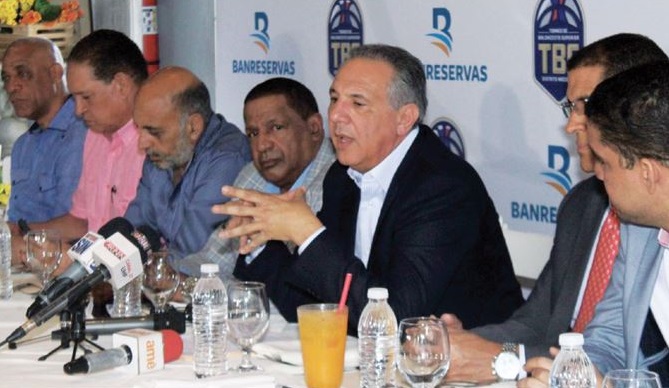José Ramón Peralta, presidente del comité organizador del Torneo de Baloncesto Superior del Distrito Nacional ofrece detalles de la actividad. (Foto: AP)