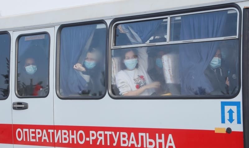Autobús con los 70 evacuados de China, en Ucrania. (Foto: EFE/EPA/Sergey Dolzhenko)