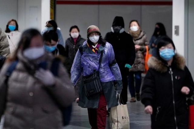 Personas con máscaras faciales caminan por una estación de metro en Shanghái. (Foto: externa)