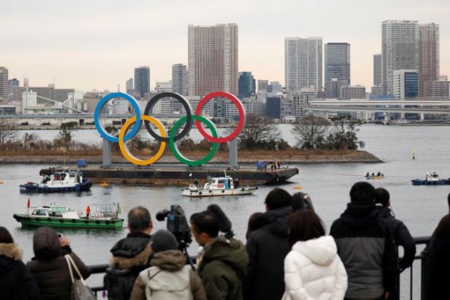 Los Anillos Olímpicos están instalados en el área de la costa, con el Puente del Arco Iris al fondo, el Parque Marino de Odaiba en Tokio, Japón. (Foto: externa)