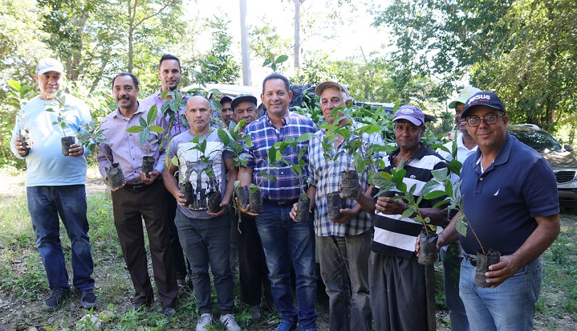 Miguel Bejaran director de la DGDF, encabeza entrega de plantas a los caficultores de la Asociación de Caficultores de Loma de Solimán, en Montecristi. (Foto: externa)