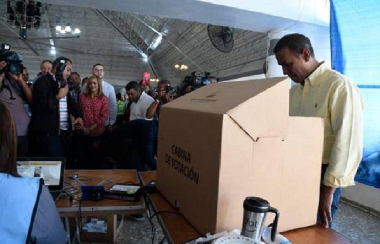 Domingo Contreras al momento de ejercer su voto. (FOTO: Danelis Sena/DL)