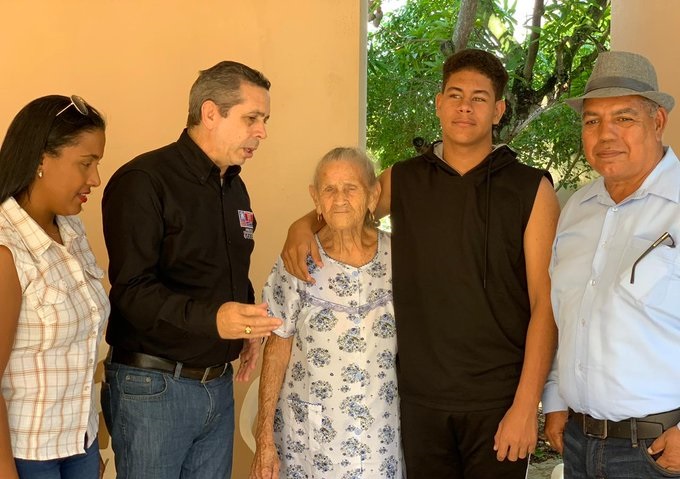Diego Pesqueira director de comunicaciones del MIDER, junto a los familiares del estudiante herido por el rompe cráneo challenge. (Foto: externa)