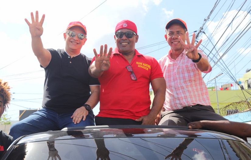 Quique Antún candidato presidencial por el PRSC, junto al candidato alcalde Tony Adames, y Frank Martinez, en caravana por La Romana. (Foto: externa)