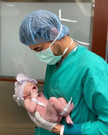 El cantante Enrique Iglesias carga a su nueva hija.