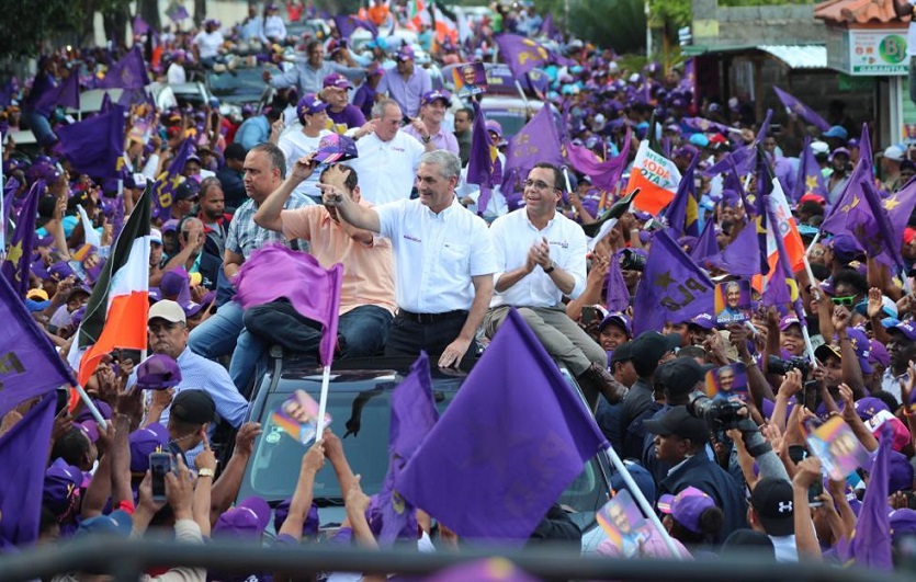 Gonzalo Castillo encabezó una marcha caravana en apoyo a los candidatos a alcaldes de Monte Plata. (Foto: externa)