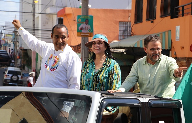 Alianza País recorre las calles de San Cristóbal. (Foto: externa)