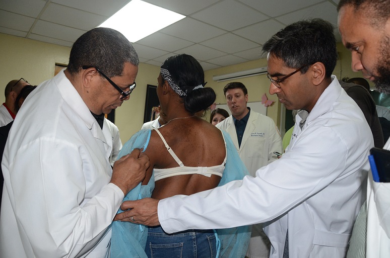 Médicos del Hospital Salvador B. Gautier evalúan paciente para jornada de cirugía.