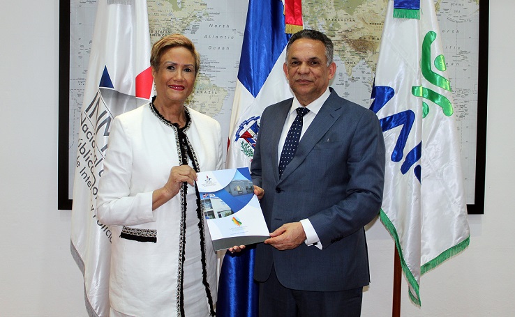 Florinda Rojas directora ejecutiva del INM RD y Ramón Ventura Camejo, ministro de Administración Pública. (Foto: externa)