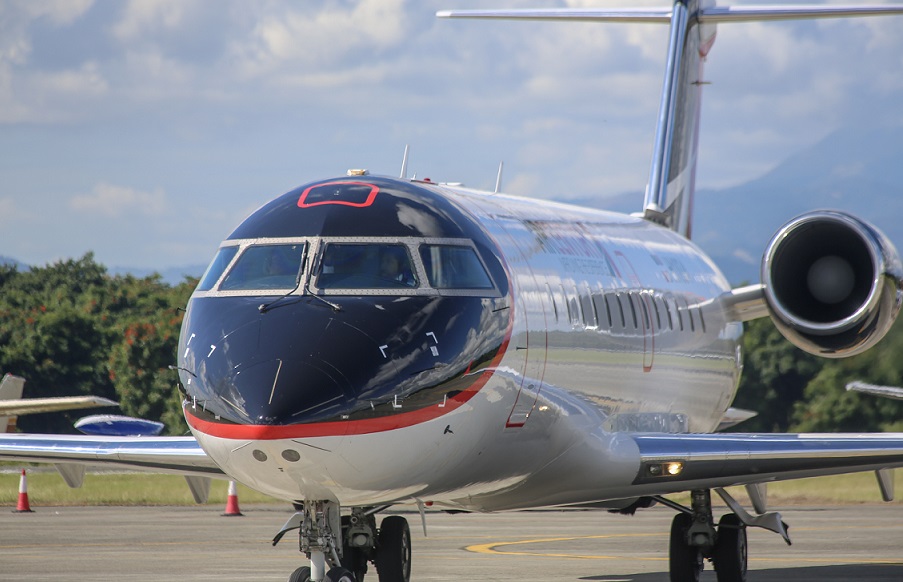 Moderno Jet CRJ 200 de Air Century.