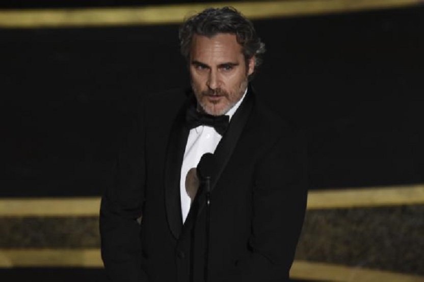 Joaquin Phoenix recibe el Oscar al mejor actor por Joker. (Foto: AP /Chris Pizzello)