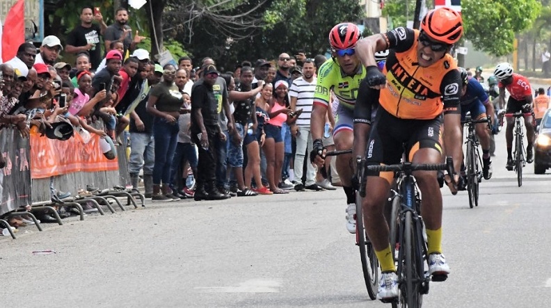 Joel García en plena jornada de la cuarta etapa de la Vuelta Ciclista Independencia, la cual nuevamente se alzó con la victoria. (Foto: externa)
