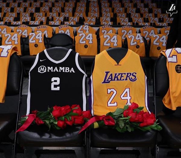 Los Lakers homenajean a Kobe Bryant.