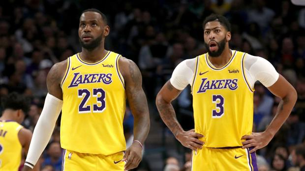 LeBron James y Anthony Davis jugadores de los Lakers.