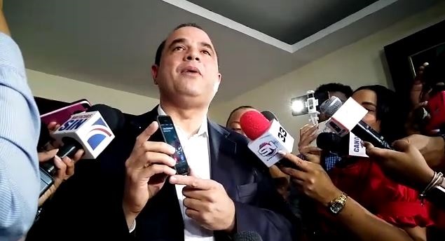 Manuel Crespo delgado politos de Fuerza del Pueblo ante la Junta Central Electoral. (Foto: externa)