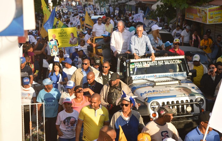 Manuel Jiménez durante su marcha caravana en Santo Domingo Este. (Foto: externa)