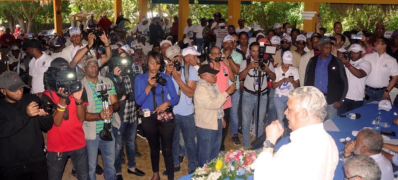 Miguel Vargas en apoyo candidatos municipales en Montecristi. (Foto: externa)