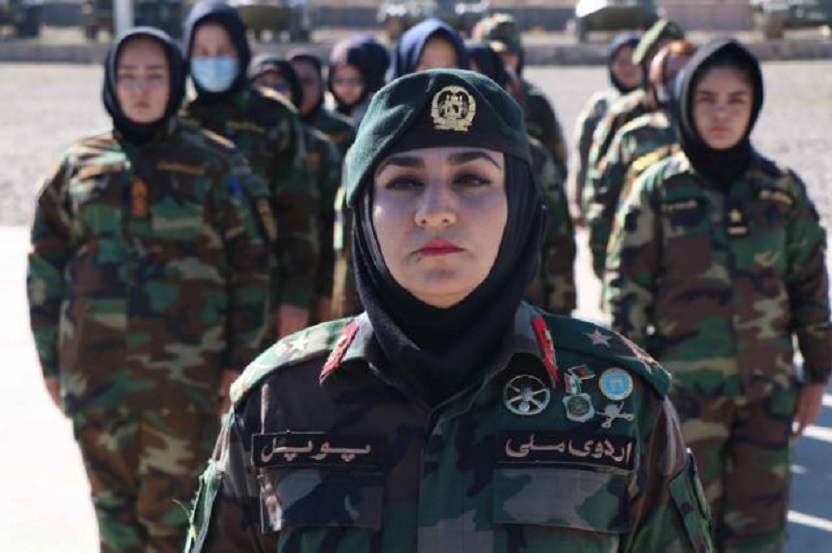 Mujeres del ejército afgano participan en un entrenamiento militar, en Guzara, Afganistán. (Foto: EFE / Jalil Rezayee)
