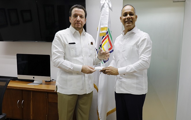 Armando García director general de la OPTIC entrega reconocimiento a José Alejandro Aybar director de UNICARIBE. (Foto: externa)