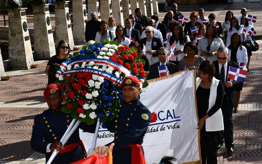 PROMESE/CAL deposita ofrenda floral en el Altar de la Patria. (Foto: externa)