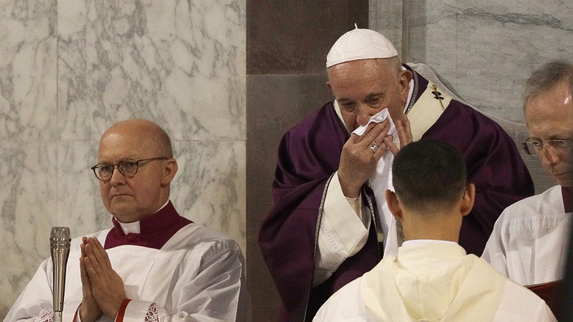 El papa Francisco se limpia la nariz mientras celebra la misa del Miércoles de Ceniza que da inicio a la Cuaresma, en la basílica de Santa Sabina, en Roma, el 26 de febrero de 2020. (Foto: Gregorio Borgia/ AP)