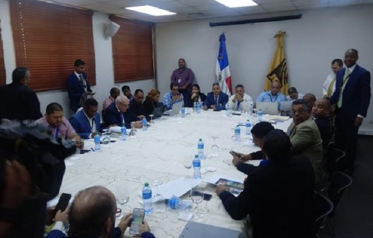 Reunión de representantes de partidos en la Junta Central Electoral. (Foto: Javier Flores/LD)