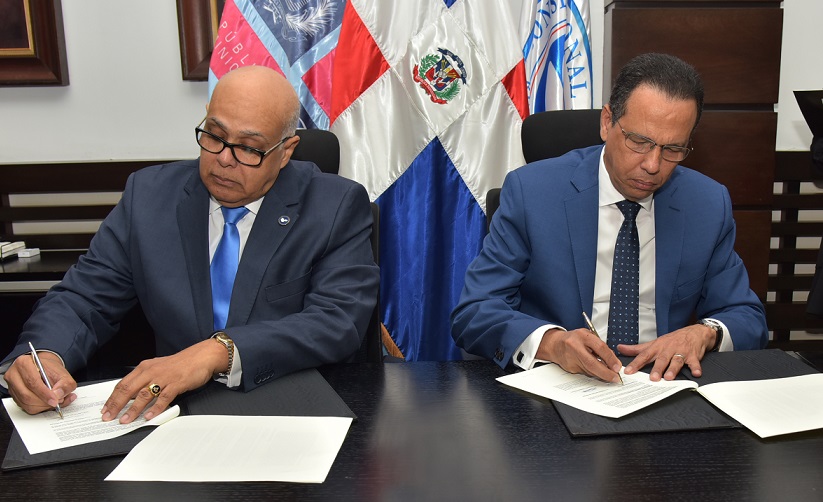 Antonio Peña Mirabal ministro de Educación y el presidente del Consejo Nacional de Drogas Juan Luis Rafael Peralta durante la firma del convenio. (Foto: externa)