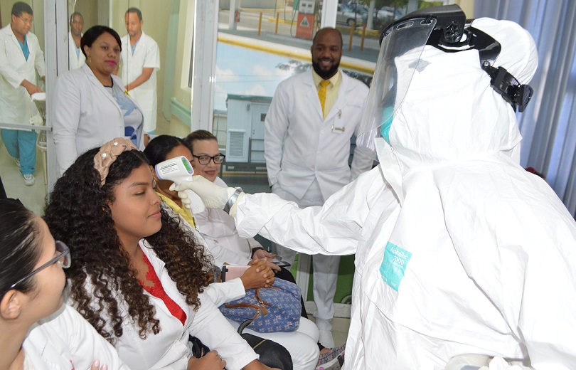 Personal del Hospital Marcelino Vélez Santana durante la capacitación de los agentes biológicos. (Foto: externa)