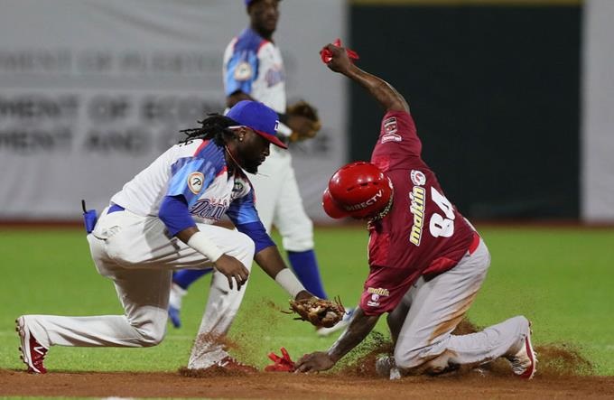 Alen Hanson trata de poner out a Alexis Amarista en la intermedia. (Foto: externa)