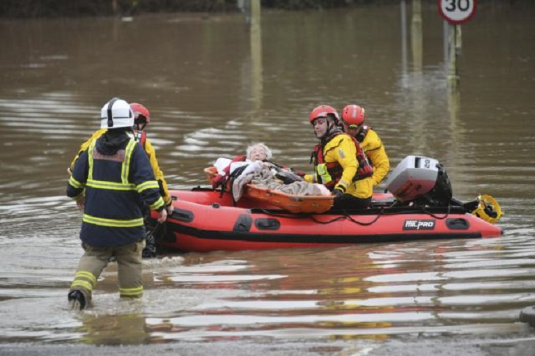 Una persona es rescatada de las inundaciones en Nantgarw, Gales.