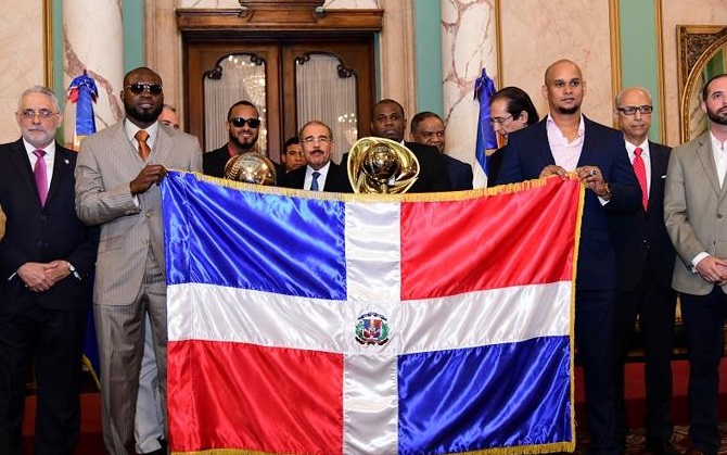 Presidente Danilo Medina felicita a los Toros del Este por traer la corona numero 20. (Foto: externa)
