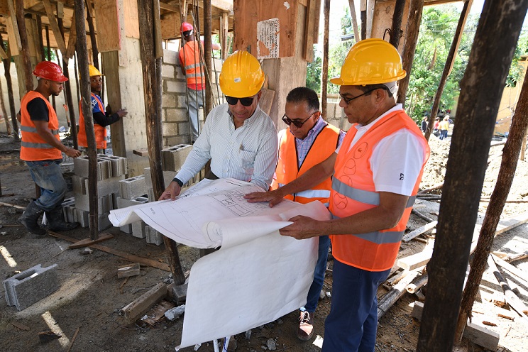 Rafael Ovalles director del INFOTEP supervisando los planos de la edificación para verificar que los trabajos avanzan al ritmo esperado. (Foto: externa)