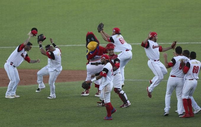 Jugadores de Venezuela festejan el triunfo. (Foto: AP)