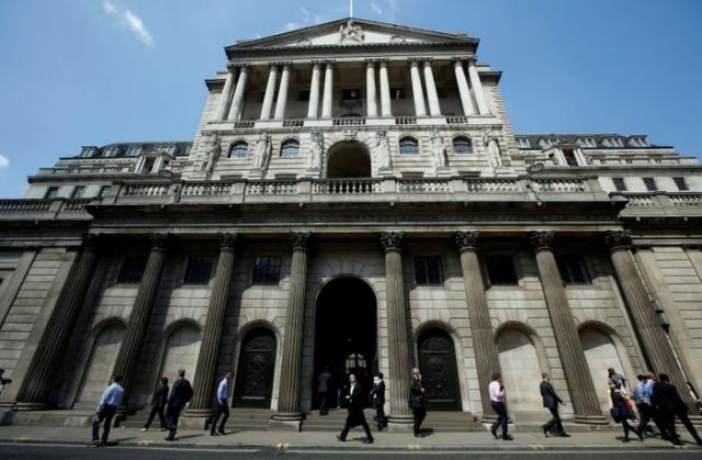 Los peatones pasan por el Banco de Inglaterra en la ciudad de Londres, Reino Unido. (Foto: Reuters)