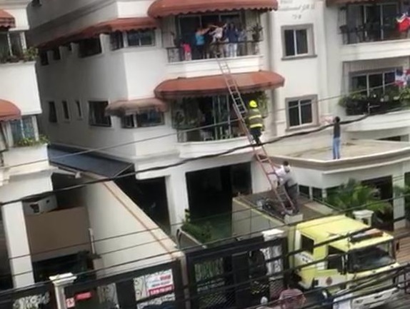 Bomberos rescatan niño quedó atrapado en un balcón en La Esperilla.