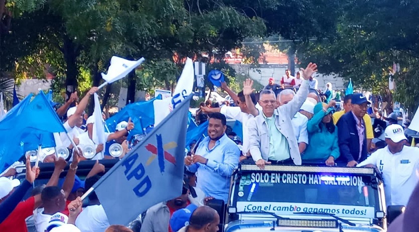 Manuel Jiménez candidato a la Alcaldía de Santo Domingo Este por el Partido Revolucionario Moderno durante una marcha caravana. (Foto: externa)