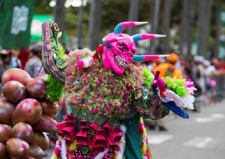 Carnaval dominicano derrocha color y música a raudales.