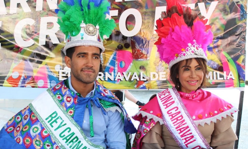 Coronan Rey y Reina del Desfile del Carnaval de Cristo Rey.