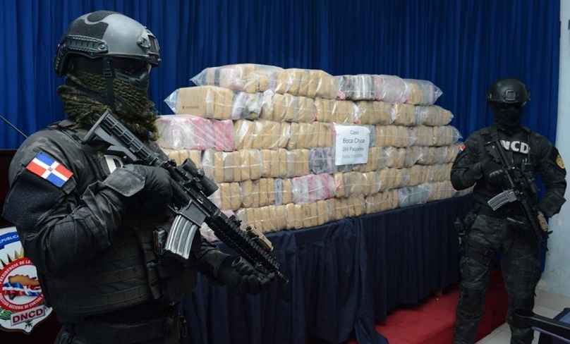 Agentes de la Dirección Nacional de Control de Drogas, custodiando 264 paquetes de cocaína. (Foto: externa)