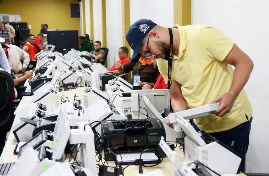 JCE inicia proceso clonación de escáneres para elecciones municipales.