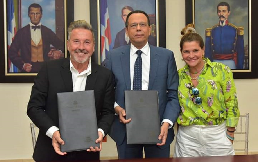 MINERD firma acuerdo con Fundación Atrapando Nubes del artista Ricardo Montaner.