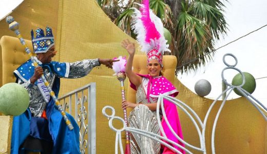Pamela Sued y Cachón en la carrosa del Desfile Nacional del Carnaval 2020. (Foto: externa)