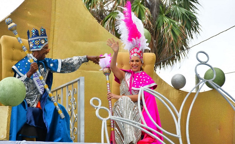 Pamela Sued y Cachón en la carrosa del Desfile Nacional del Carnaval 2020. (Foto: externa)