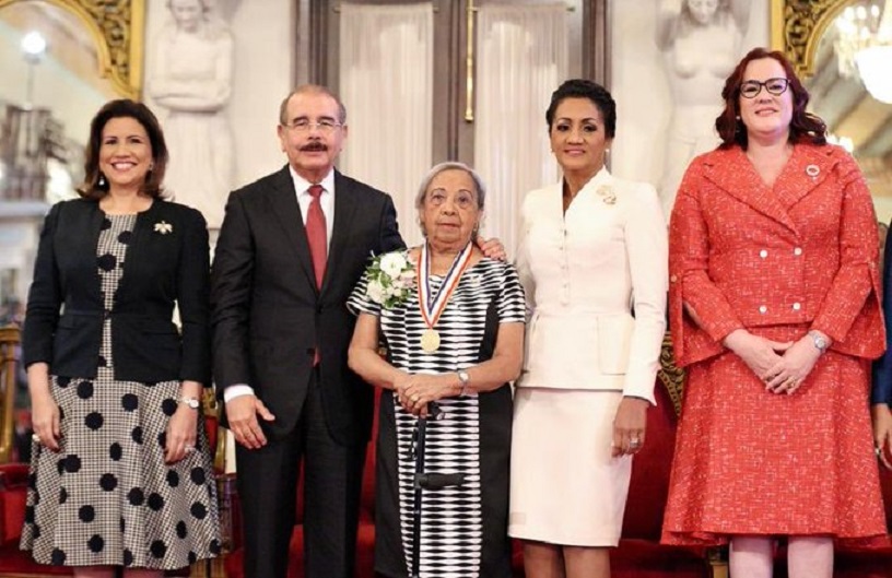 Poder Ejecutivo reconoce con medalla al mérito la trayectoria de 13 mujeres.