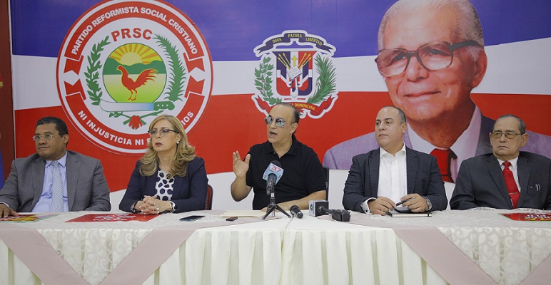 Quique Antún presidente del Partido Reformista Social Cristiano durante una conferencia de prensa, junto a dirigentes políticos de esa organización. (Foto: externa)