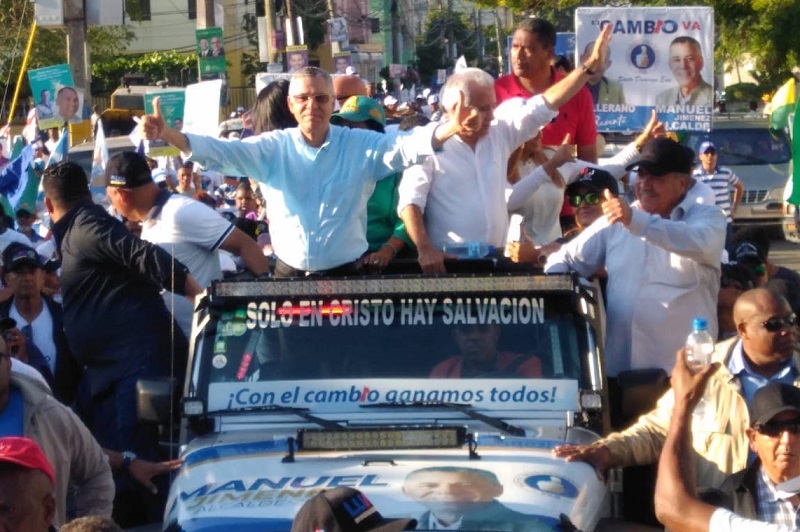 Manuel Jiménez candidato a la alcaldía de Santo Domingo Este por el PRM, durante caravana. (Foto: externa)