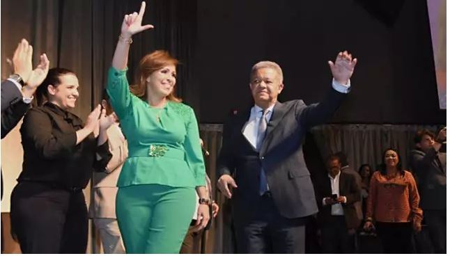 Leonel Fernández expresidente de la República y candidato al mismo cargo por Fuerza del Pueblo junto a Ingrid Mendoza esposa de Reinaldo Pared. (Foto: externa)