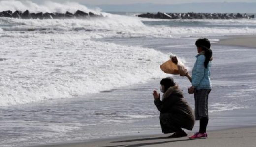 Mujeres rinden tributo a familiares fallecidos en tsunami del 2011 en Japón.