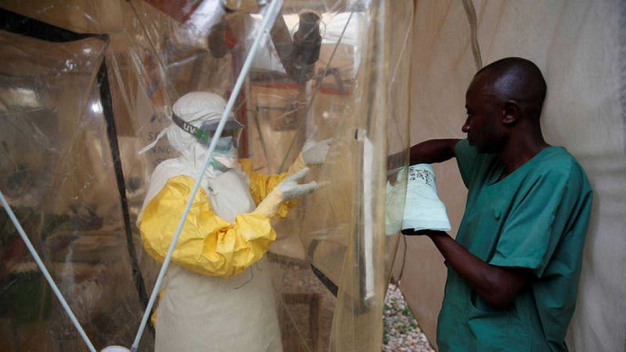 Trabajadores sanitarios en un centro de tratamiento del ébola en Beni, Congo. (Foto: Baz Ratner/ Reuters)