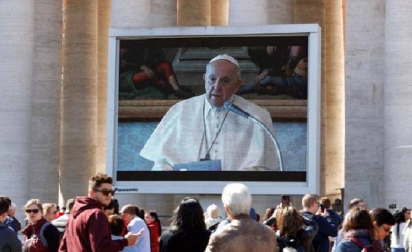 El papa Francisco retransmite su misa privada.